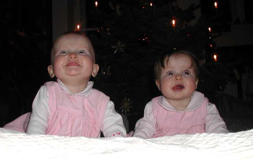 Marie und Sophie an Weihnachten 2002